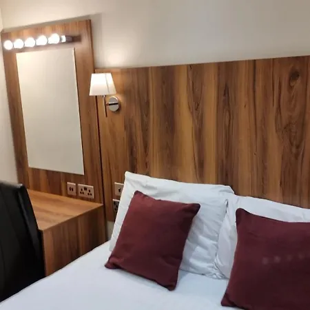 Hotel The Hampton Court 3*