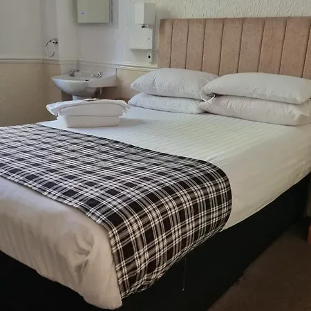 Hampton Court - Centre 3*