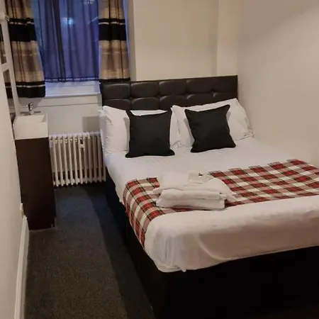 Hampton Court - Centre 3*
