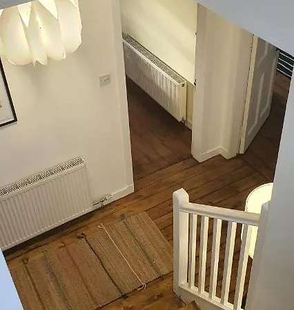 Large 3 Bed West End Free Parking & Electric Vehicle Point