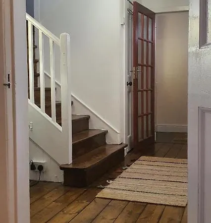 Large 3 Bed West End Free Parking & Electric Vehicle Point Apartament *