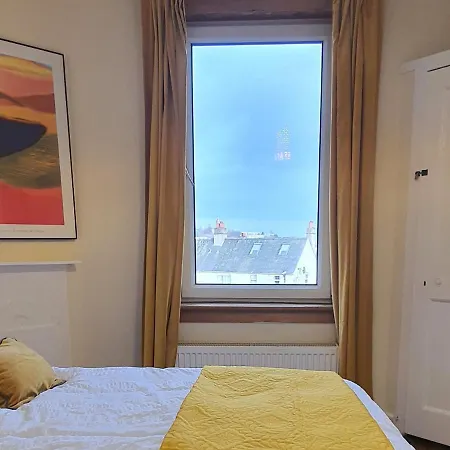 Large 3 Bed West End Free Parking & Electric Vehicle Point *