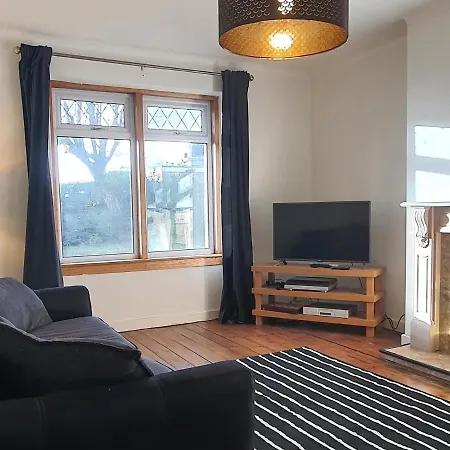 Large 3 Bed West End Free Parking & Electric Vehicle Point * גלאזגו