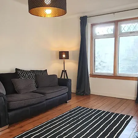 Large 3 Bed West End Free Parking & Electric Vehicle Point Apartment *