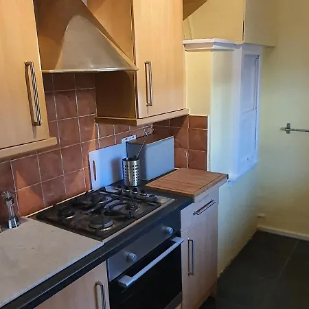 Large 3 Bed West End Free Parking & Electric Vehicle Point