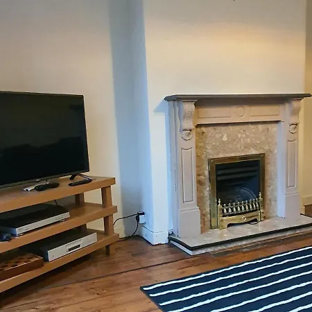 Large 3 Bed West End Free Parking & Electric Vehicle Point *