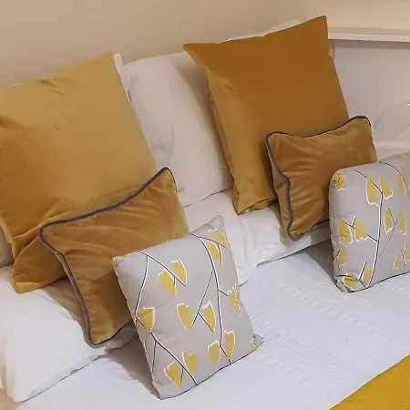 Large 3 Bed West End Free Parking & Electric Vehicle Point דירה גלאזגו