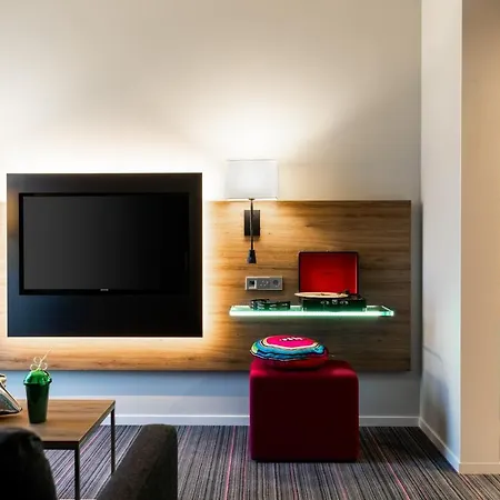 Отель Moxy Sec 3*