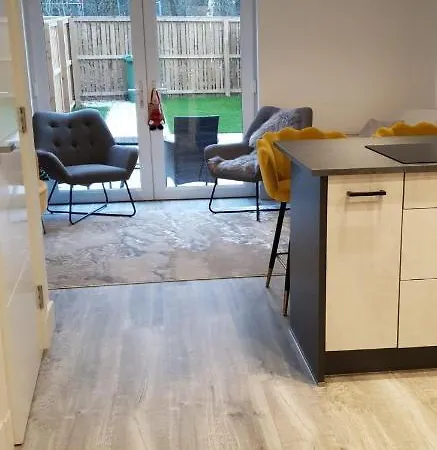Semesterbostad Glasgow City Central Executive Triplex House, 3 Bedroom 3 Bathrooms 1 Living Room Kitchen - Huge Terrace For Master Bedroom - Private E Parking Lez Congestion Zone Free - Garden - 5 Mins Drive To City Centre Central Station Glasgow