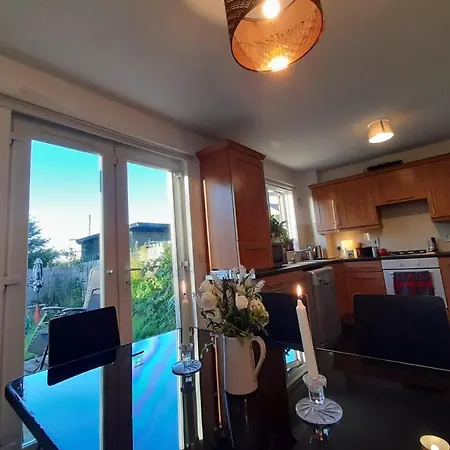 2bed Guest Wing - Charming - Off M8 M80 Nocleg ze śniadaniem *