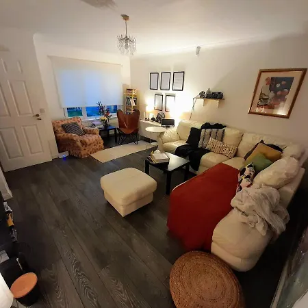 2bed Guest Wing - Charming - Off M8 M80 *