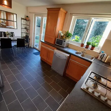 2bed Guest Wing - Charming - Off M8 M80