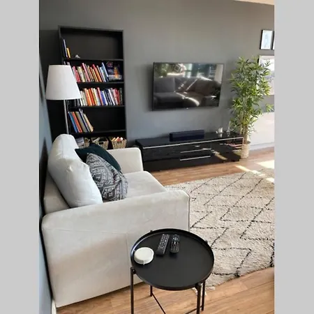 Riverside Exec With Balcony - Secc/hydro Apartment