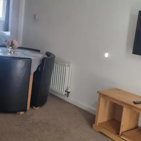 Apartment Lovely 2-bedroom Flat With Free Parking