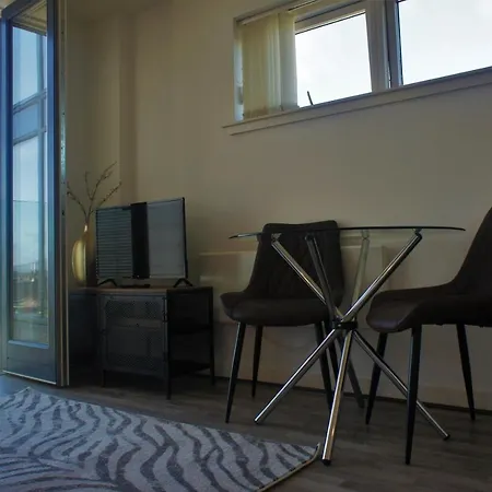 The Perfect Break, Harbour Apartment *