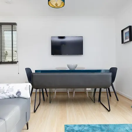 Joivy Bright Flat Overlooking The Clyde Glasgow