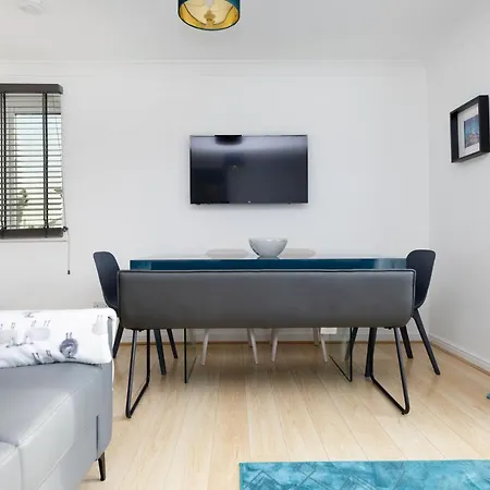 Joivy Bright Flat Overlooking The Clyde Glasgow