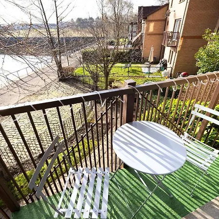 Joivy Bright Flat Overlooking The Clyde Glasgow