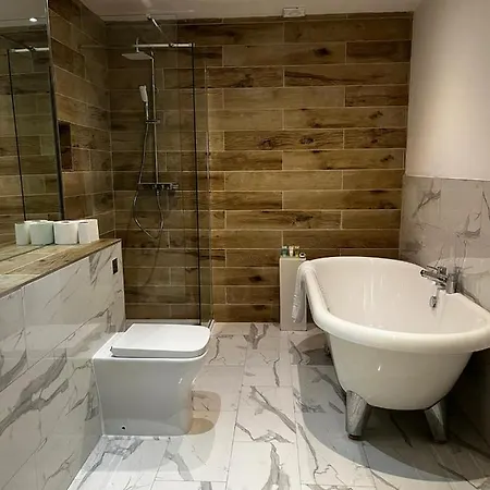 West End -stunning, 2 Bedroom, Main Door Flat With Private Parking * Glasgow