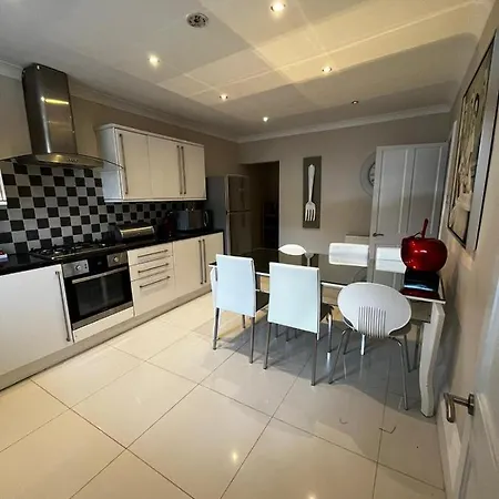 West End -stunning, 2 Bedroom, Main Door Flat With Private Parking