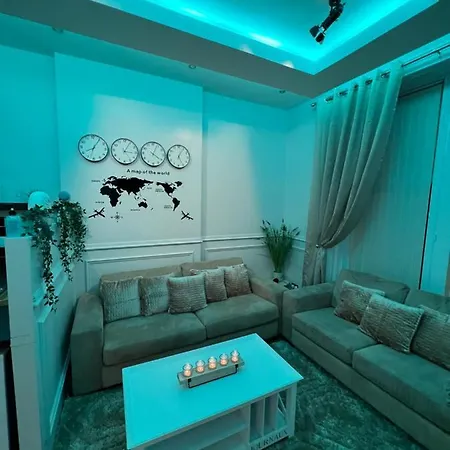 Luxurious 3 Bedroom Apartment: Heart Of Westend Apartment *