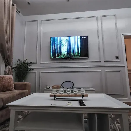 Luxurious 3 Bedroom Apartment: Heart Of Westend Apartment