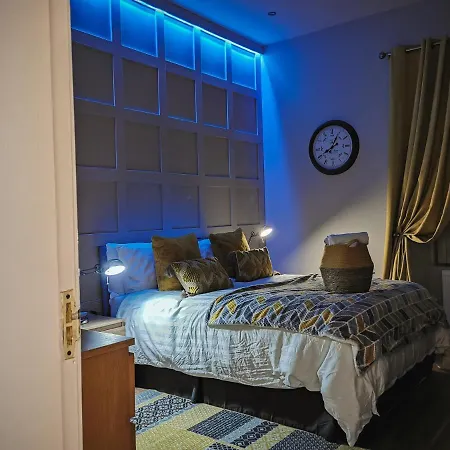 Luxurious 3 Bedroom Apartment: Heart Of Westend Apartment