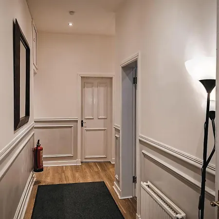 Luxurious 3 Bedroom Apartment: Heart Of Westend