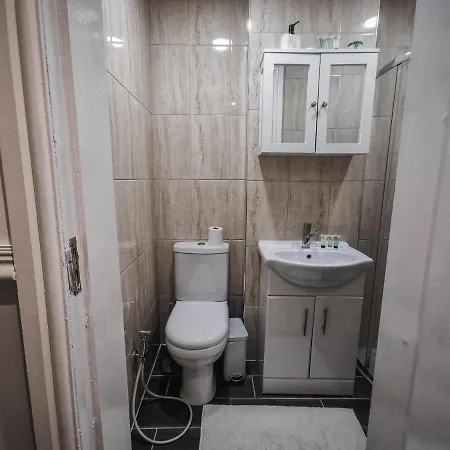 Luxurious 3 Bedroom Apartment: Heart Of Westend