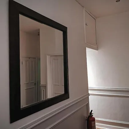 Luxurious 3 Bedroom Apartment: Heart Of Westend