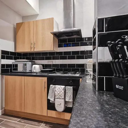 Luxurious 3 Bedroom Apartment: Heart Of Westend Apartment *