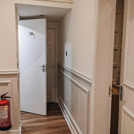 Luxurious 3 Bedroom Apartment: Heart Of Westend