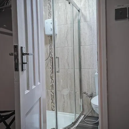 Luxurious 3 Bedroom Apartment: Heart Of Westend Apartment