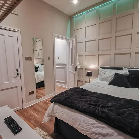Luxurious 3 Bedroom Apartment: Heart Of Westend *