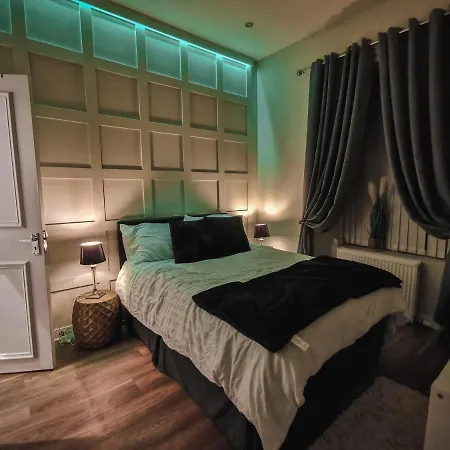 Apartment Luxurious 3 Bedroom Apartment: Heart Of Westend