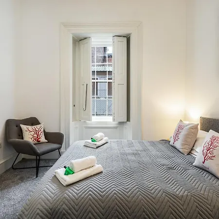 Renfrew 4-bed Flat *