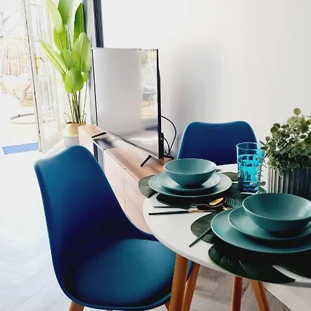 Beautiful 2bed House With Garden, Walking Distance To Town - Free Parking *