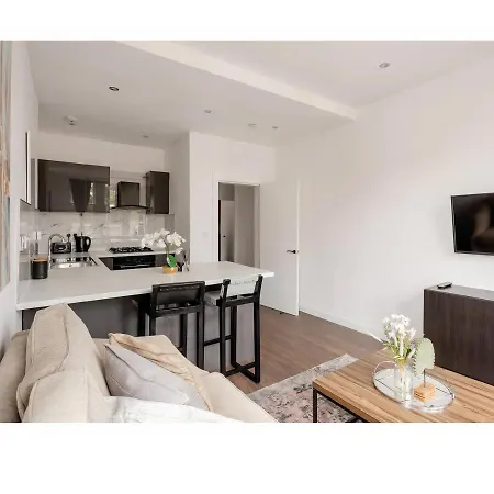 Vibrant Art Deco Inspired Serviced Appartamento