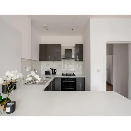 Vibrant Art Deco Inspired Serviced Appartamento
