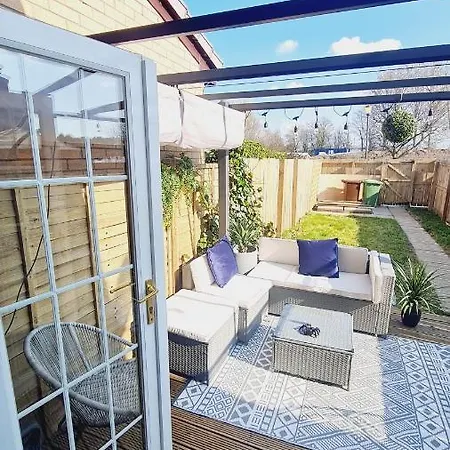 Beautiful 2bed House With Garden, Walking Distance To Town - Free Parking *