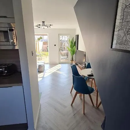 Beautiful 2bed House With Garden, Walking Distance To Town - Free Parking Glasgow