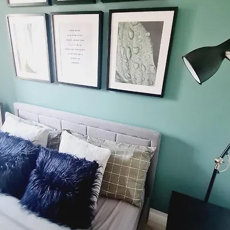 Beautiful 2bed House With Garden, Walking Distance To Town - Free Parking