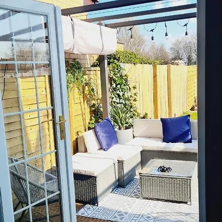 Semesterbostad Beautiful 2Bedroom House With Garden *