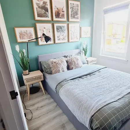 Beautiful 2bed House With Garden, Walking Distance To Town - Free Parking *