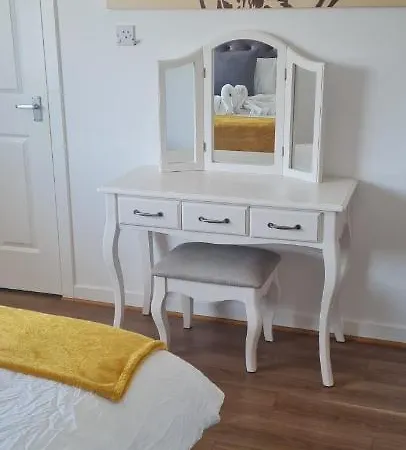 Silverburn New House With Free Parking And Garden