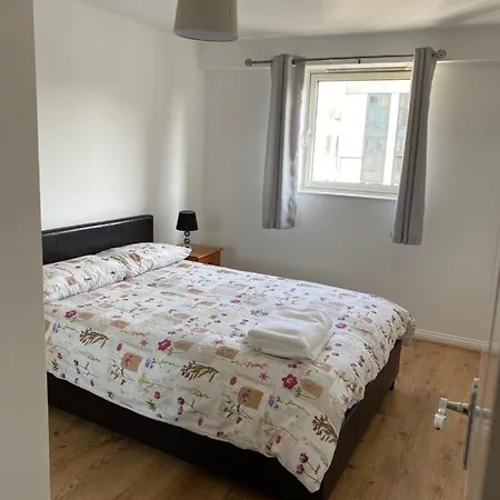 Cosy 2 Bed Flat In Apartment