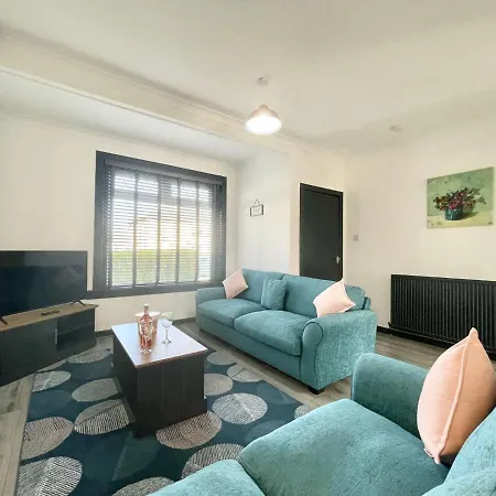 Apartment 2 Bed House In Outskirts Of Glasgow