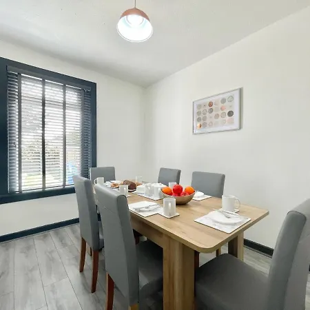 2 Bed House In Outskirts Of Apartment Glasgow