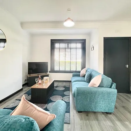 2 Bed House In Outskirts Of Apartment Glasgow