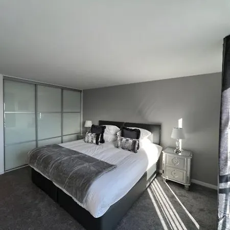 Modern & Spacious 2 Bed Merchant Apart-high St Daire